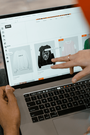 TVT - Industry - eComm -Laptop - LR